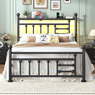 Base de lit plateforme en métal avec station de charge intégrée et lumières DEL, tête et pied de lit de style rétro