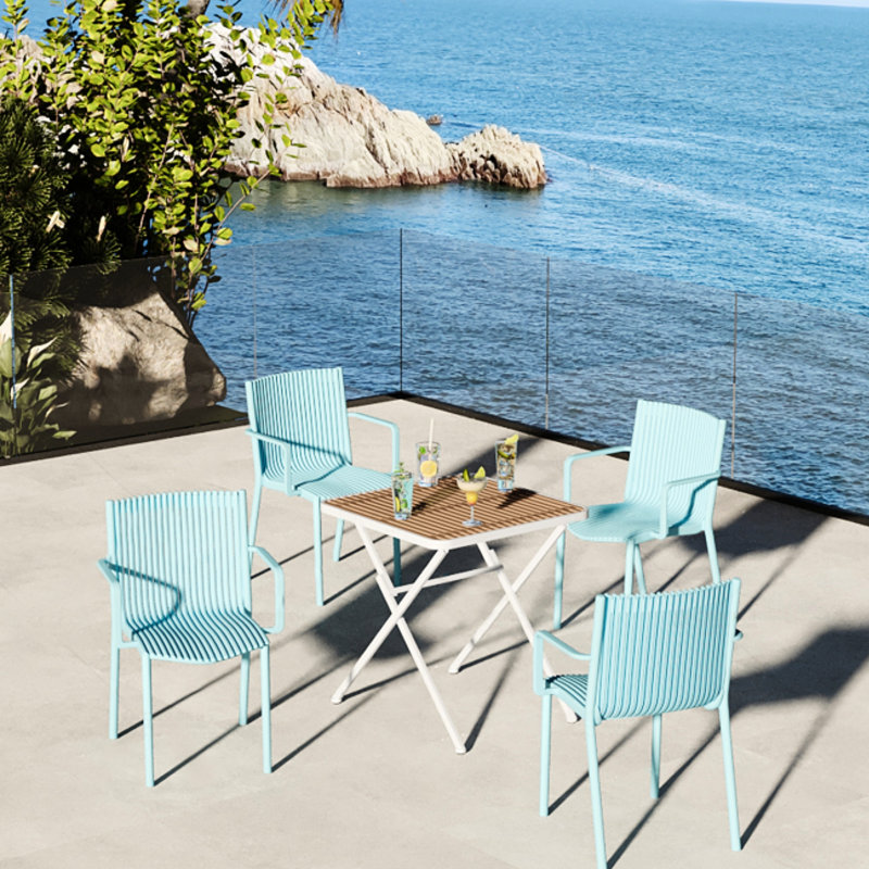 4 fauteuils empilables en PP bleu gris et une table carrée intérieure / extérieure multifonctionnelle, conception ergonomique, plateau de table avec pieds en métal de couleur kaki blanc, aucun entretien, aucun assemblage
