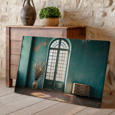 Toile une scène intérieure sereine avec une porte arquée rétro avec art mural, plusieurs panneaux encadrés par des murs turquoise