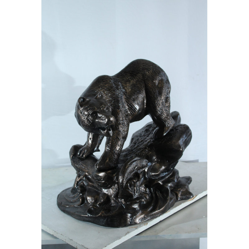 Statue de poisson attrapant Nifao en aluminium avec détail de roche de rivière - sculpture réaliste de la faune, finition bronze, 25 po x 15 po x H 22 po