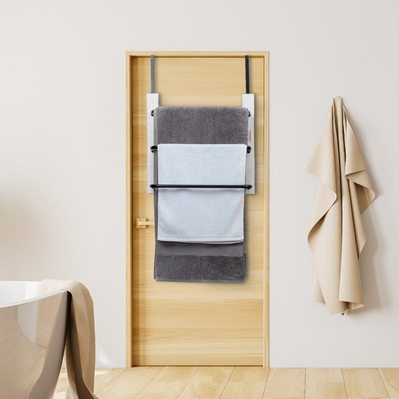 Porte-serviettes de salle de bain en métal au-dessus de la porte de salle de bain