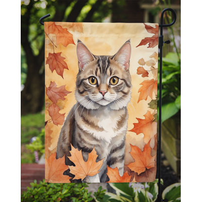 Chat en feuilles d'automne drapeau de jardin
