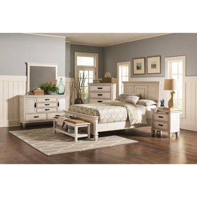 Banc blanc antique avec coussin moelleux et tablette inférieure avec siège de rangement rustique et confortable
