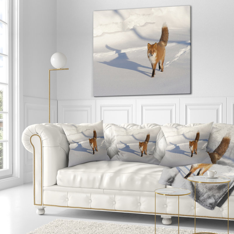 Chat brun avec empreintes de pas - Coussin imprimé animal, 18 po x 18 po, Coussin décoratif