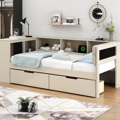 Lit plateforme simple en bois de couleur crème avec rangement, tiroirs, fonction de charge et tête de lit tapissier dans les compartiments de rangement, la station de tiroirs, l'ornementation