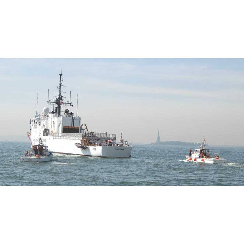 Maquette de navire USCGC Tahoma, H 10 po x l 30 po x P 5 po