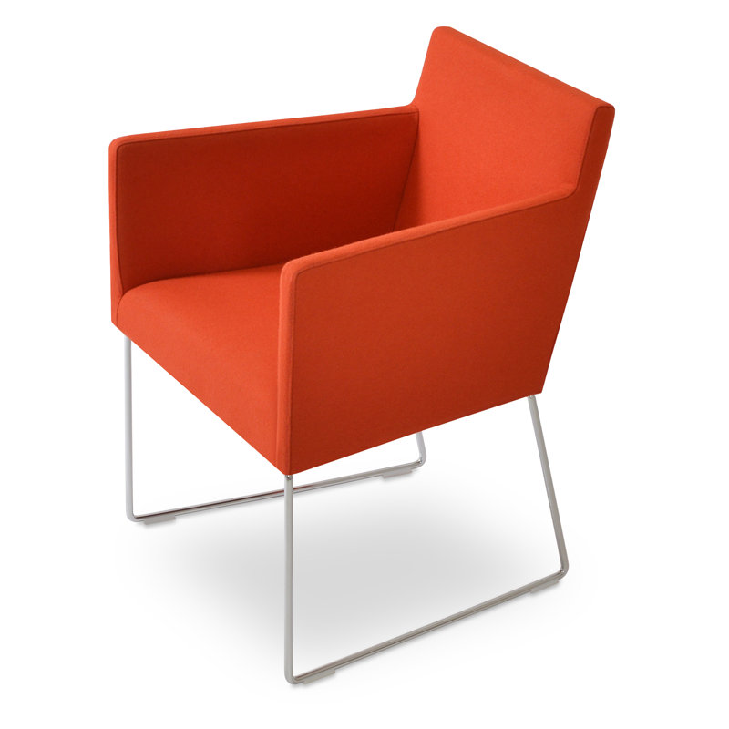 Chaise avec accoudoirs en fil de fer Harbut, Laine orange Camira