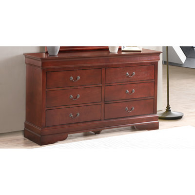 Commode à finition cerisier dans la chambre à coucher traditionnelle - avec bases, moulures courbées, tiroirs à queue d'aronde anglaise, glissières de sécurité en métal, quincaillerie ternie avec touche