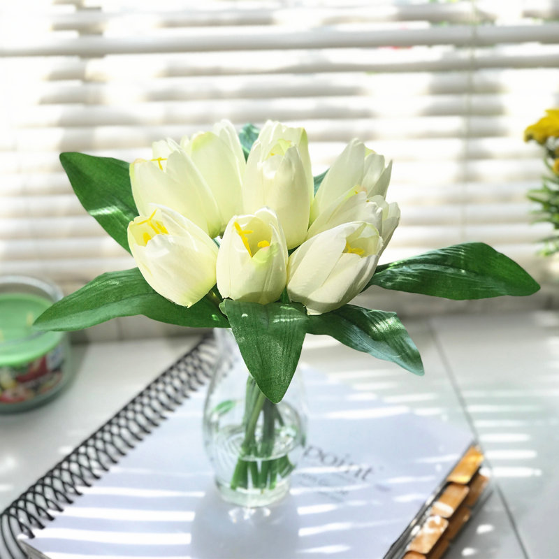 Centre de table tulipes dans un vase, Crème