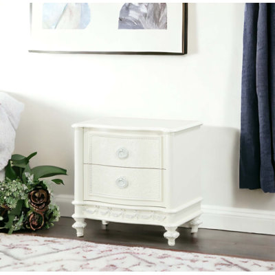 Table de chevet à finition Dorothy avec deux tiroirs, fabrication en pin durable et rangement doublé de feutre pour une organisation élégante dans la chambre à coucher.
