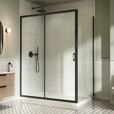 Ensemble de douche d'angle coulissant Breeze 60 po L x 36 po l x 75,59 po H en noir mat avec porte droite transparente, panneau latéral et receveur