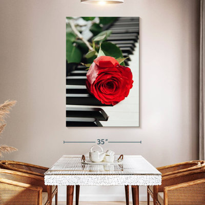 Hardie, rose rouge sur piano