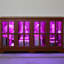 Vitrine antique en verre de chêne foncé avec portes grillagées, tablettes réglables et lumières à DEL activées pour une base de style armoire intérieure, décoration télécommandée-125546763