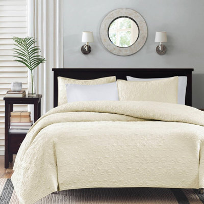 Ensemble de literie réversible crème pour lit double/queen. Parfait été comme hiver. Garnissage en coton prélavé. Comprend une courtepointe et deux taies d'oreiller. Matelassée. Lavable à la machine.