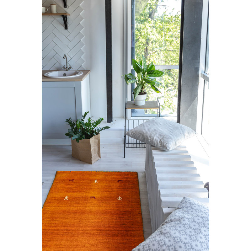 Les tapis Gabbeh sont fabriqués à la main avec des poils très hauts et des motifs très simples et stylisés.