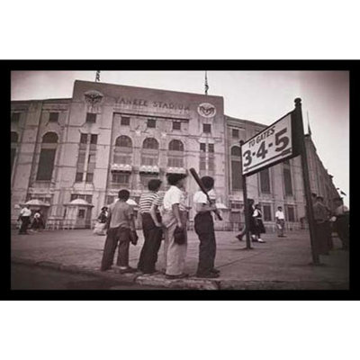 Vintage Yankee Stadium Yankee Boy par Darryl Vlasak - reproduction de photo sur papier encadrée