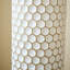 Ensemble de vases modernes en forme de gouttelettes en métal avec une finition blanche élégante, des hauteurs à trois niveaux et une surface émaillée de qualité supérieure pour une décoration intérieure élégante.