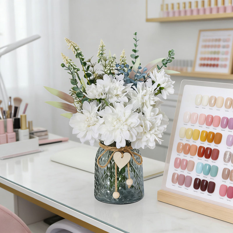 Arrangement floral de dahlia artificiel dans un vase, centre de table floral en soie blanche avec eucalyptus pour la décoration intérieure, décoration de table pour le salon, la salle à manger et le bureau