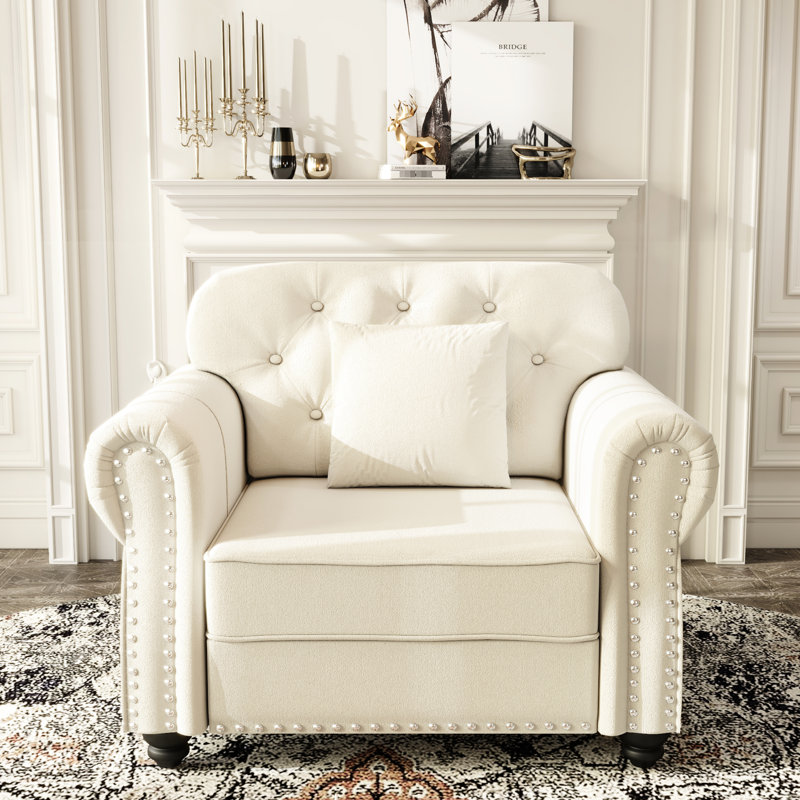 Fauteuil une place de style moderne du milieu du siècle, 105 cm, en velours beige/blanc, capitonné, avec boutons, clous décoratifs et bordure de coussin en bois massif.