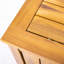 Coffre de terrasse spacieux en bois d'acacia avec ventilation à lattes, couvercle à charnières et construction résistante aux intempéries pour le rangement extérieur.