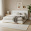 Très grand lit plateforme tapissier, base de lit à oreilles avec revêtement en tissu blanc cassé et base en bois fermée