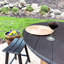  Table de bar d'extérieur en fût de whisky avec plateau en chêne massif de 122 cm et parasol inclus. Table de bar rustique faite à la main.