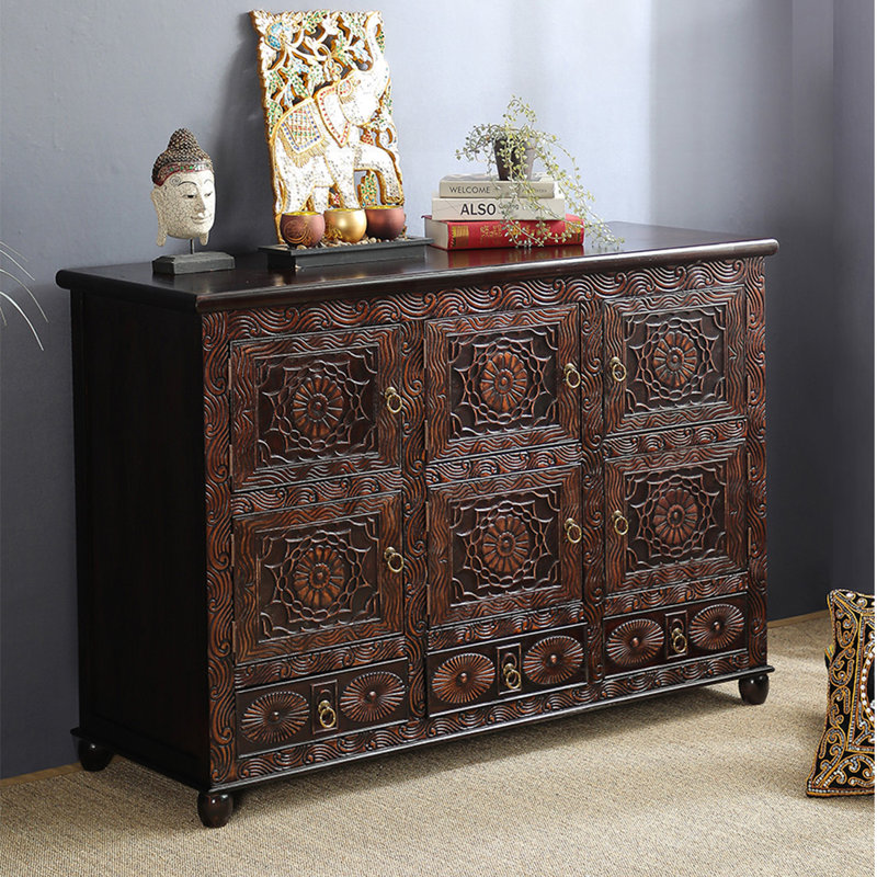 Buffet en bois sculpté.