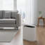 Poubelle rectangulaire en plastique blanc cassé 10 L / 2,4 gallons avec couvercle à bouton-poussoir. Convient à divers espaces, y compris les salles de bain, les chambres à coucher, les cuisines et les bureaux.-121690148