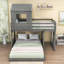 Lit simple superposé au dessus d'un lit double avec maisonnette, fenêtre et échelle-431957658