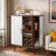 Armoire à vin cannelée avec support à vin à 8 grilles, 5 tablettes réglables à 5 niveaux, 2 porte-verres, 4 espaces de rangement cachés et portes coulissantes-366206542
