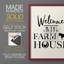 «Welcome to the Farmhouse», reproduction encadrée en bois massif-729513285-729513400