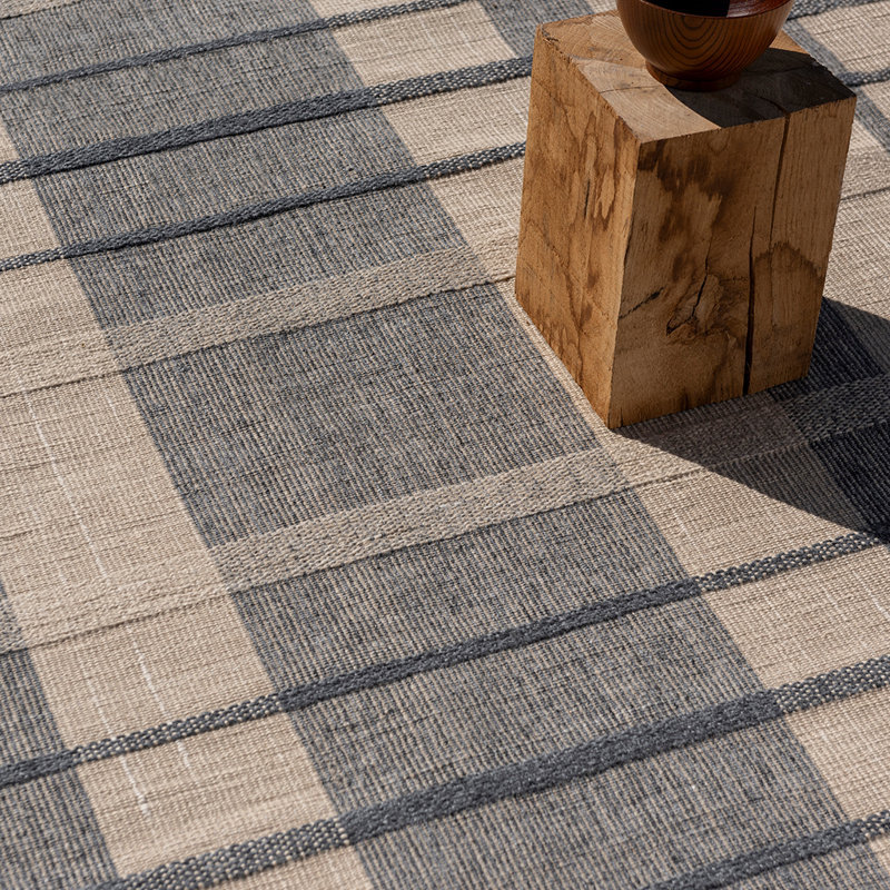Zona Outdoor Plaid Area Rug in Beige/Navy, Rectangle 5'3" x 7'6"
