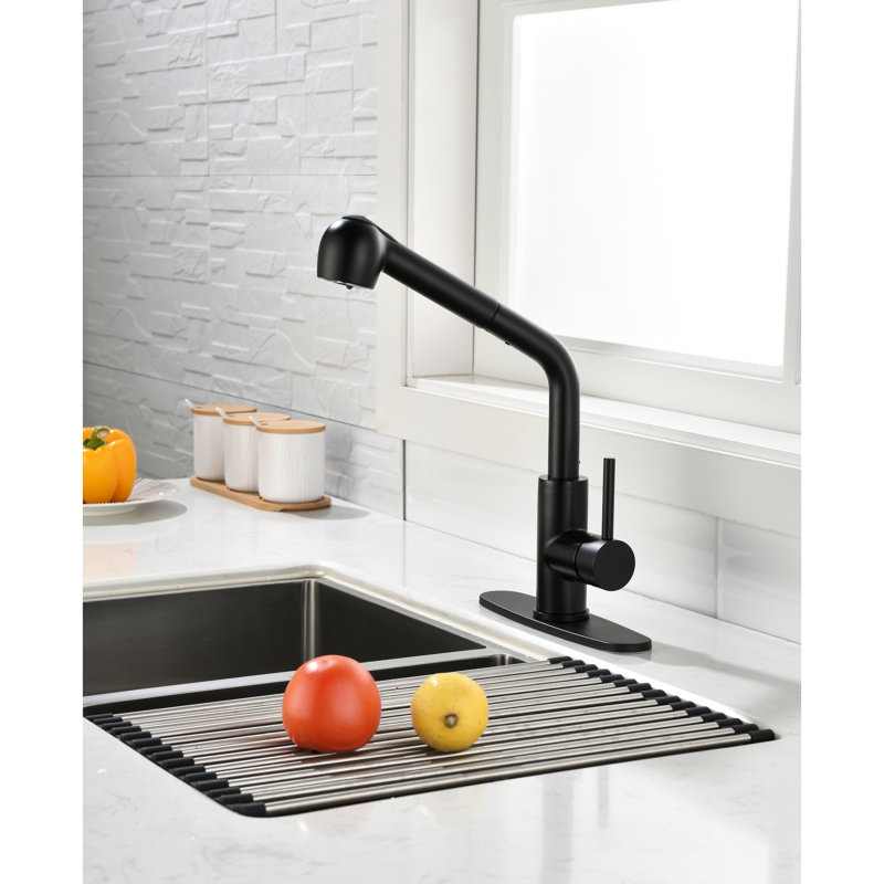 Robinet d'évier de cuisine noir mat avec douchette extractible, bec haut rotatif sur 360 ° à poignée simple. Corrosion et rouille pour un service prolongé. Contrôlez facilement le débit d'eau à une poignée.