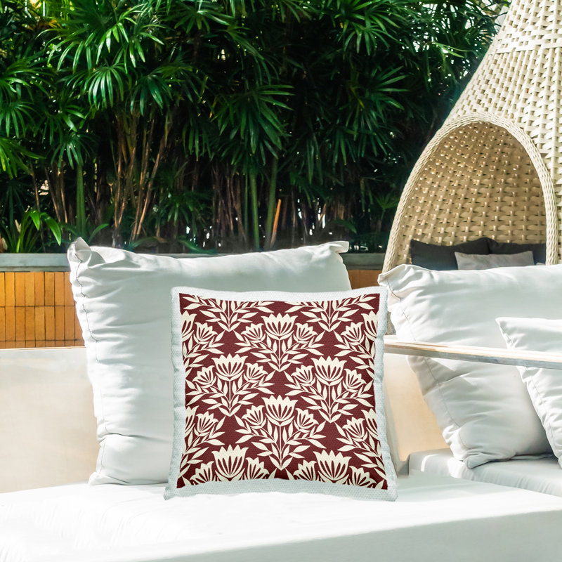 Coussin d'extérieur imprimé traditionnel marron avec arrangement floral de Taylor Shannon Designs
