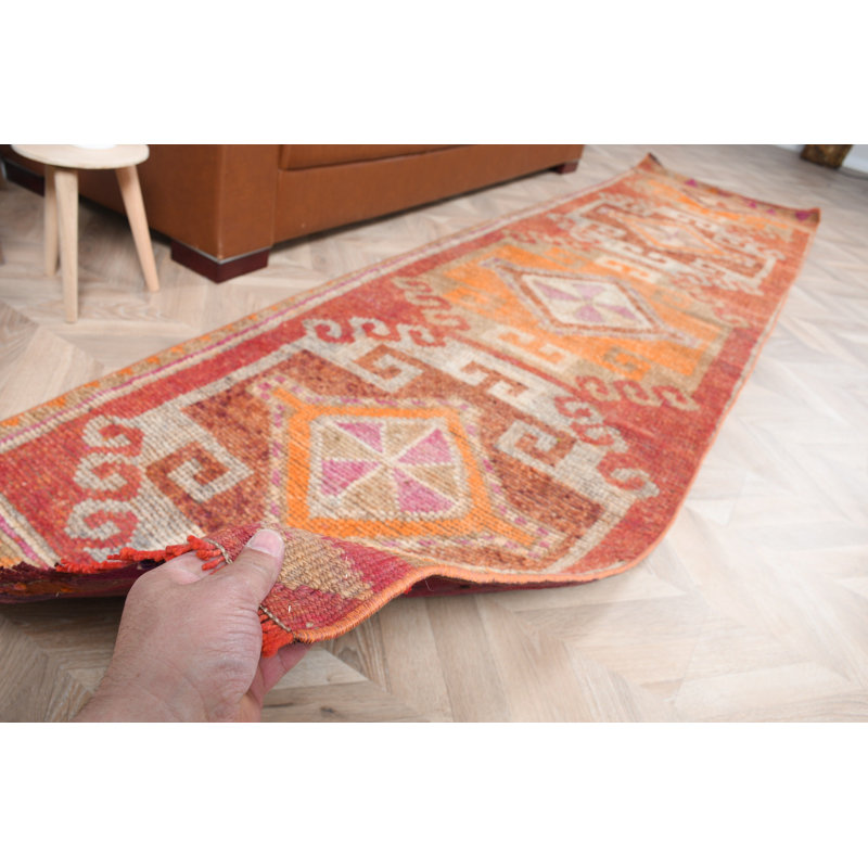Tapis turc vintage fait à la main avec un motif géométrique et un style bohème de coureur dans des motifs de tapis anatoliens pour la décoration de plancher avec teinture naturelle et kilim