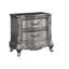 Table de chevet Ariadne à finition platine avec un design antique élégant et une fabrication durable pour une beauté intemporelle