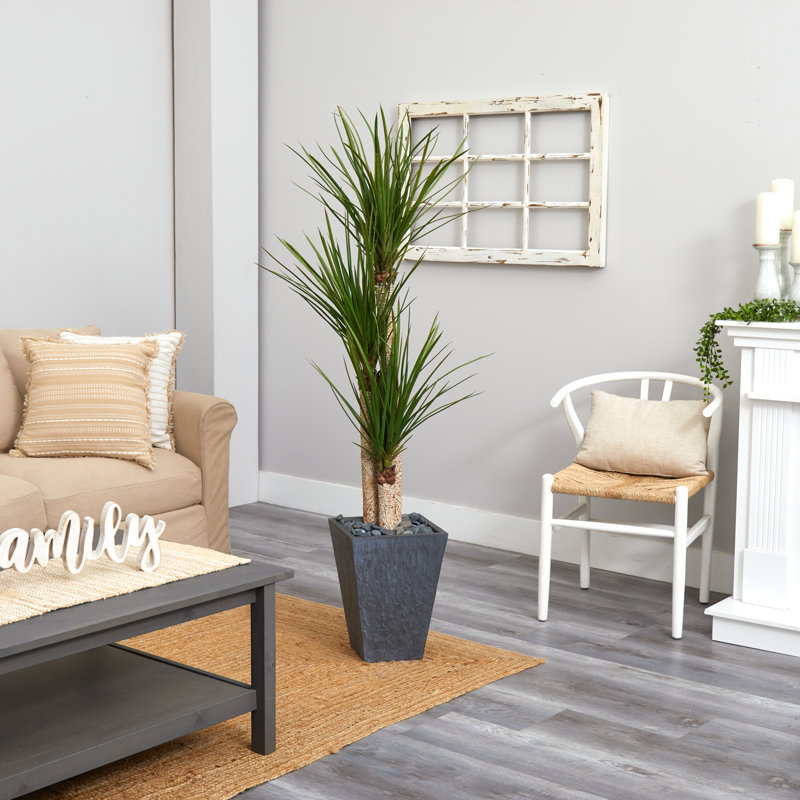 Yucca de plancher artificiel à trois tiges dans un pot de fleurs