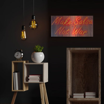 Trinx «Make Salsa Not War In Neon Road» par Luxe Portfolio, art mural en métal
