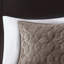 Couette 3 pièces en velours taupe pour lit King/King - Matelassage géométrique, rembourrage en coton, douce et chaude, motifs géométriques.