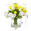 Arrangement floral de lis dans un vase en verre
