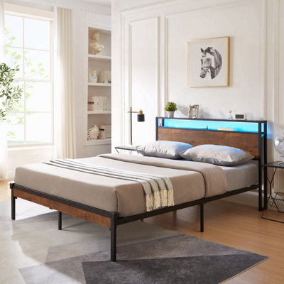 Structure de lit plateforme en métal avec tête et pied de lit en bois avec doublure USB, lumières DEL, grand rangement sous le lit
