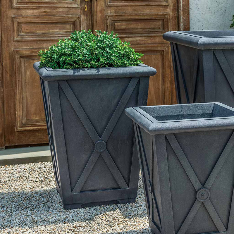 Pot à fleurs en béton Directoire, Pierre brune, H 25 po x l 20,75 po x P 20,75 po