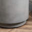 Table d'appoint en béton gris, avec des pieds stables pour une utilisation intérieure et extérieure
