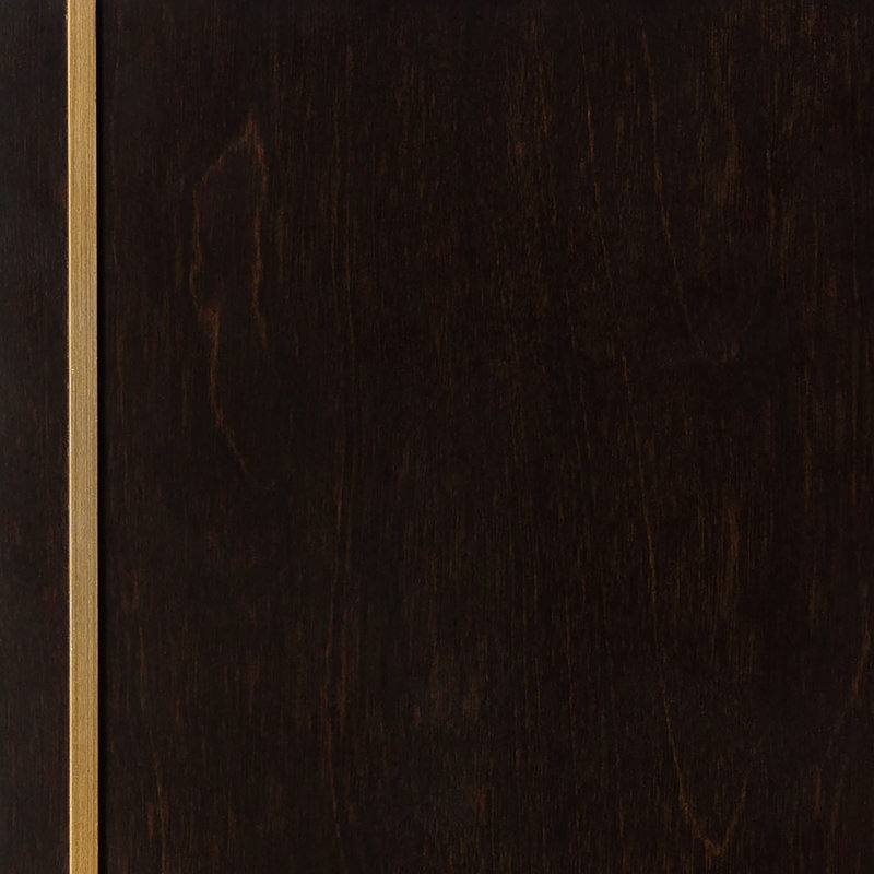 Très grand lit à panneau très grand avec revêtement gris, base en grains de poivre fumé, style moderne, doux, motifs rectangulaires, côtés en canaux, garniture dorée, formes audacieuses, capitonnage, accents