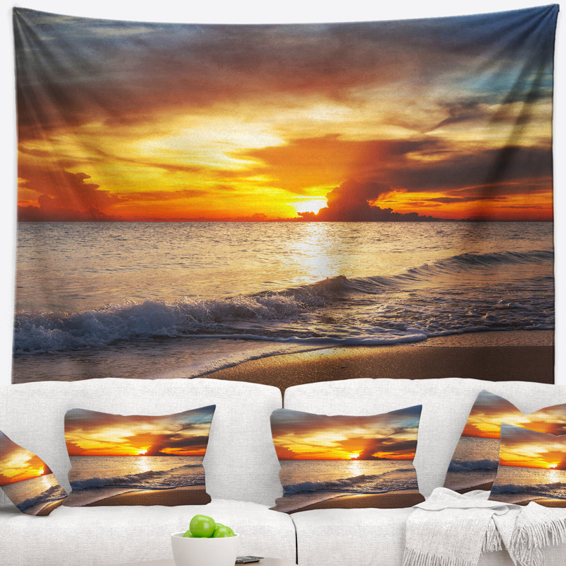Tapisserie jaune sur une plage sombre, H 32 po x l 39 po