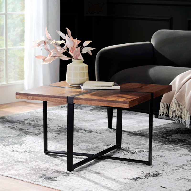 Table basse à pieds croisés