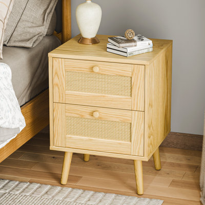 Commode de table de chevet en rotin Bay Isle Home™ pour chambre à coucher, table de bout avec 2 tiroirs décoratifs en rotin faits à la main, table de chevet en bois à côté de la table avec rangement pour chambre à coucher / dortoir (naturel, paquet