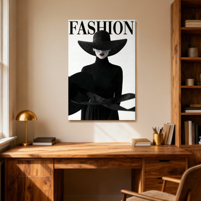 Mannequin avec chapeau noir et robe