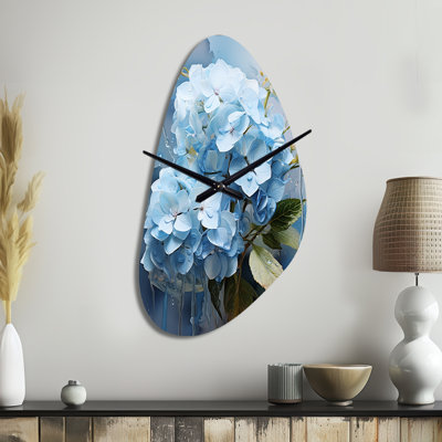 Blue Hydrangea Subtle Serenade - horloge asymétrique traditionnelle en métal, horloge murale bleue