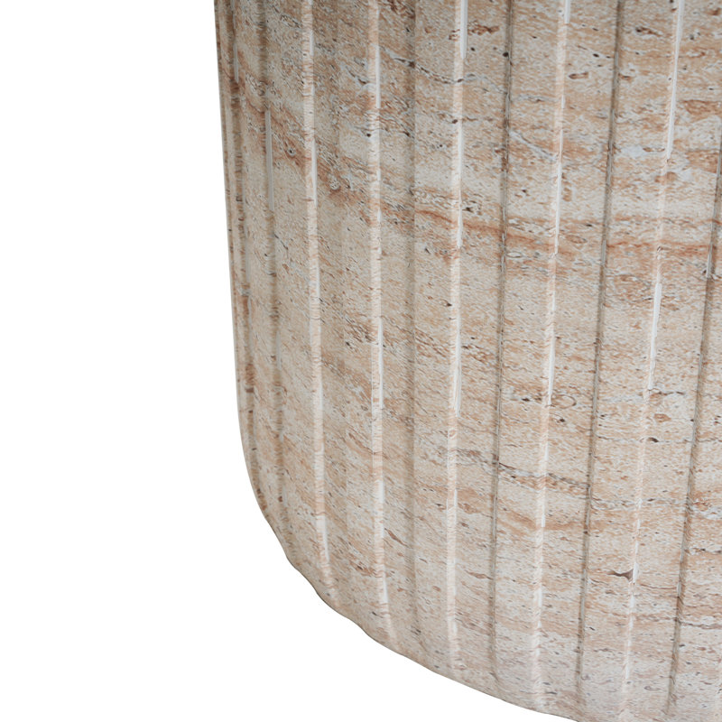 Table d'appoint légère en béton, large de 40 cm, idéale pour poser des objets à l'intérieur comme à l'extérieur. Design élégant, dimensions et tons neutres.